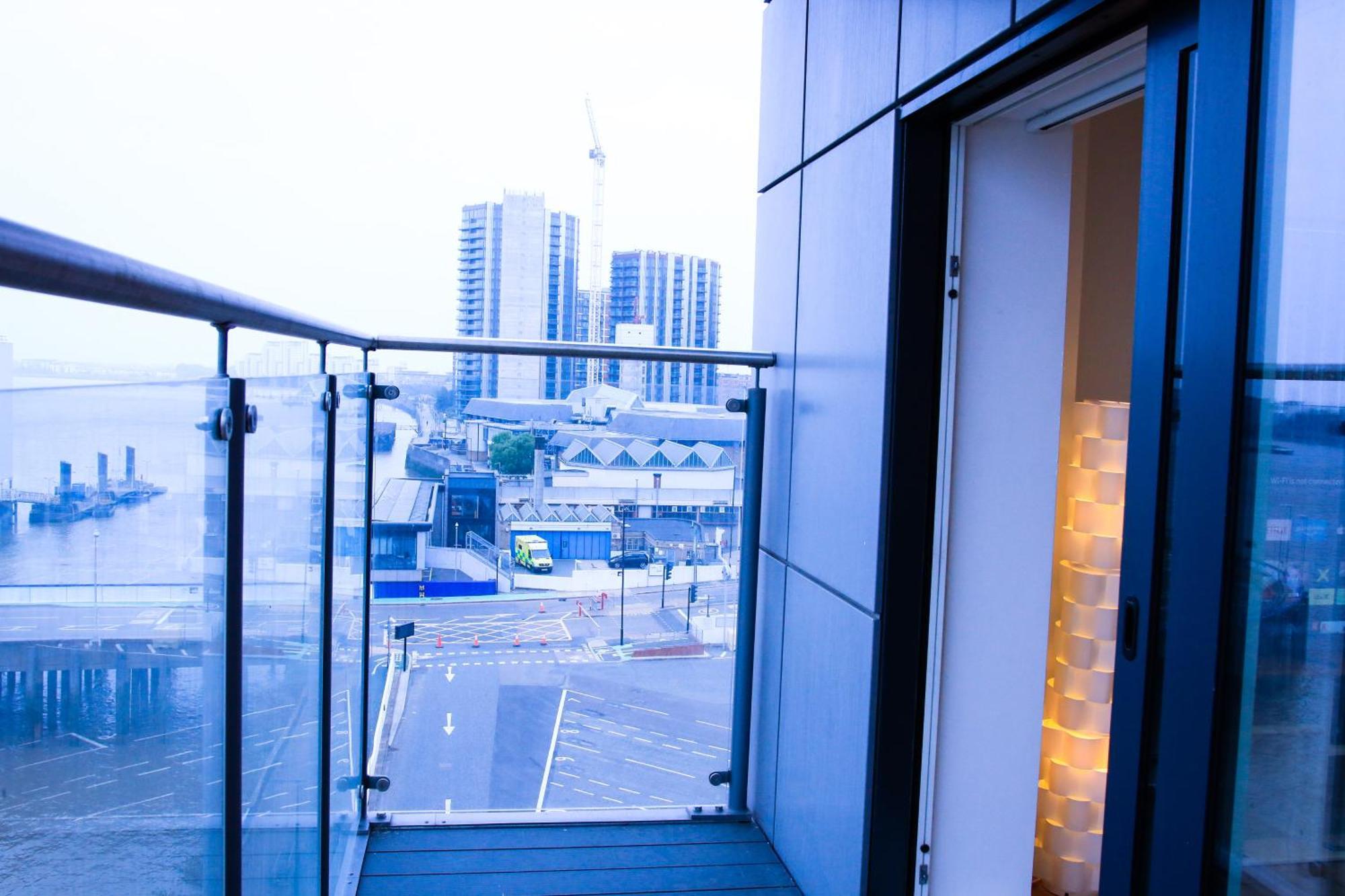 Fezza Luxury Apartment Лондон Екстериор снимка